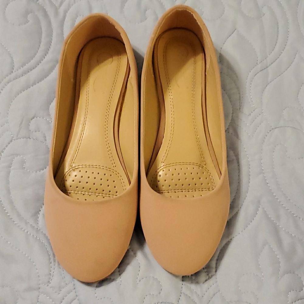Blush colored flats size 9. New condition.